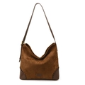 Grand sac bandoulière en daim marron foncé avec texture rétro et coins en cuir cousus main - Marron
