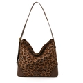 Grand sac hobo en daim léopard avec empiècements en cuir marron et bandoulière réglable - Léopard Brun