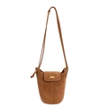 Borsa a secchiello minimalista in pelle scamosciata caramello con fibbia d'oro - Marrone