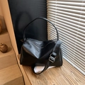 Grande borsa tote in pelle nera con trama morbida e tracolla regolabile contemporanea - Nero