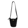 Elegante borsa a secchiello nera a tracolla in finta pelle opaca con chiusura dorata - Nero