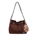 Vintage dunkelbraune Beuteltasche aus Wildlederimitat mit Kettenriemen und Teddy - Kaffeebraun