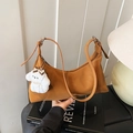 Borsa hobo retrò caramello in pelle opaca con ciondolo a forma di cane e doppi manici - Marrone