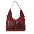 Borsa hobo vintage bordeaux in pelle scamosciata con borchie e tasche esterne - Rosso
