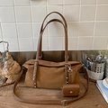 Bolso tote marrón mate con un mini estuche a juego y una correa de hombro larga ajustable - Marrón