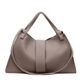 Detailansicht der genarbten Lederstruktur der taupefarbenen Halbmond-Handtasche - 35cmx11cmx19cm / Khaki