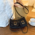 Borsa baguette nera minimalista con fibbie dorate e doppie tasche frontali a patta - Nero