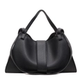 Detail der schwarzen Lederstruktur und Schnalle an der minimalistischen Handtasche - 35cmx11cmx19cm / Schwarz