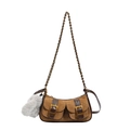 Borsa baguette in pelle scamosciata marrone con tasche doppie e ciondolo di peluche - Scamosciato Marrone Con Pendente