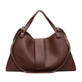Detailansicht der dunkelbraunen Lederhandtasche mit Kieselmaserung und Gürtelverschluss - 35cmx11cmx19cm / Kaffeebraun