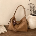Dettaglio della borsa hobo in pelle scamosciata marrone con ciondolo a orso e frange - Marrone con ciondolo