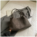 Minimalistische große Shopper-Tasche aus dunklem Leder mit schicken weißen Kontrastnähten - Ohne Anhänger / Kaffeebraun