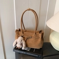 Borsa tote in pelle marrone caramello con ciondolo a coniglio su libri di design - Con Ciondolo / Marrone (Con Ciondolo in Peluche)