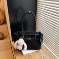 Borsa tote nera in finto camoscio opaco con cuciture bianche e ciondolo a forma di coniglio - Con Ciondolo / Nero (Con Ciondolo in Peluche)
