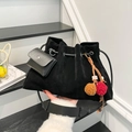 Schwarze Wildleder-Beuteltasche mit Plüsch-Anhänger und breitem Leder-Schultergurt - Schwarz mit Anhänger