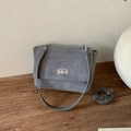 Bolso cuadrado pequeño de ante gris con cierre giratorio plateado y correa desmontable - Gris