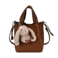 Borsa a secchiello in pelle marrone con manico e ciondolo a forma di coniglio bianco - Con Ciondolo / Marrone