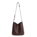 Dunkelbraune Eimer-Tasche aus Leder mit Lychee-Narbung und goldenem Drehschloss - Groß / Braun
