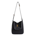 Klassische schwarze Beuteltasche aus Leder mit Lychee-Struktur und goldenen Metallteilen - Groß / Schwarz