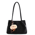 Minimalistische schwarze Wildleder-Einkaufstasche mit Plüschanhänger und weißen Nähten - Mit Anhänger / Schwarz