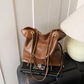 Bolso de hombro marrón de cuero PU suave con cadenas doradas y detalle de cordón - Marrón