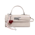 Cremeweiße rechteckige Ledertasche mit Silberverschluss und Herzanhänger-Dekor - Mit Anhänger / Gebrochenes Weiß