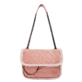 Roze gewatteerde crossbodytas met witte fleece rand en elegante matte afwerking - Roze