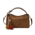 Dunkelbraune Handtasche aus Wildlederimitat mit matter Textur und farbigen Pelzanhängern - Mit Anhänger / Braun