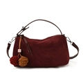 Burgunderfarbene Wildleder-Handtasche mit Plüsch-Anhängern und Schultergurt - Mit Anhänger / Burgunderrot