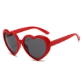 Lunettes de soleil cœur rouge tendance avec verres foncés pour les fêtes et le plein air - Monture Rouge Verres Gris Foncé