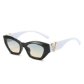 Occhiali da sole retrò cat-eye neri con aste bianche e decorazione logo V in metallo - Montatura Nera Asta Bianca Lenti Sfumate