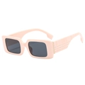 Lunettes de soleil carrées rétro roses avec monture large gaufrée et verres sombres - Monture Rose Verres Gris Foncé
