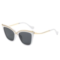 Occhiali da sole cat eye bianchi con ponte metallico dorato e lenti grigio scuro - Montatura Bianca Lente Grigio Scuro