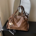 Grande borsa tote retrò marrone scuro in pelle opaca con ciondolo a forma di orso - Marrone con ciondolo