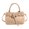 Elegante bolso de ante beige con hebilla plateada y correa ajustable sobre fondo blanco - Gris Beige