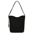 Bolso cubo de ante negro con asa trenzada distintiva sobre fondo blanco liso - Negro