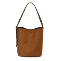 Bolso cubo minimalista de ante marrón oscuro con correa trenzada y herrajes plateados - Marrón