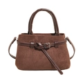 Bolso tipo cubo de gamuza marrón con asa de cuero oscuro y detalle de hebilla metálica - Marrón