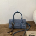Blaue Wildledertasche mit zylindrischen Griffen und dekorativem Glockenanhänger-Detail - Blau
