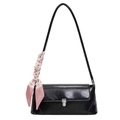 Borsa a tracolla squadrata in pelle nera con chiusura in metallo e foulard di seta rosa - Nero