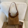 Detalle del bolso hobo de ante marrón con su correa ajustable de cuero para el hombro - Marrón
