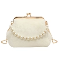 Elegante witte handtas van imitatiebont met parelhandvat en gouden metalen sluiting - Wit
