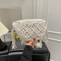 Handgefertigte cremeweiße Boho-Gürteltasche mit Rautenmuster und seitlichen Quasten - Weiß