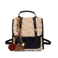 Beiger Kunstpelz-Rucksack mit Herzmuster, schwarzen Lederdetails und Vintage-Metallschließen - Schwarz Mit Anhänger