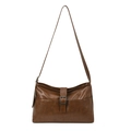 Bolso bandolera marrón de gran capacidad con hebilla plateada y textura de cuero natural - Marrón