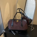 Bolso Boston de ante café oscuro con adornos de cuero negro y herrajes dorados - Marrón