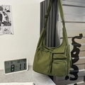 Borsa a tracolla in tela verde militare capiente con design multitasche funzionale - Verde