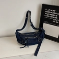Sac bandoulière en jean bleu foncé avec fermetures éclair et broderie fashion - Bleu foncé