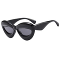 Occhiali da sole chic a cuore cat-eye con montatura nera lucida e lenti grigio scuro - Montatura Nera Lenti Grigio Nero