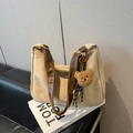 Bolso hobo de ante beige con correas de cuero marrón y colgante de oso de peluche - Caqui con Colgante